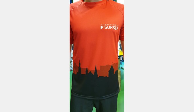 Die Skyline von Sursee ist auf dem neuen T-Shirt des Turnvereins Sursee abgebildet.  (Foto zvg)