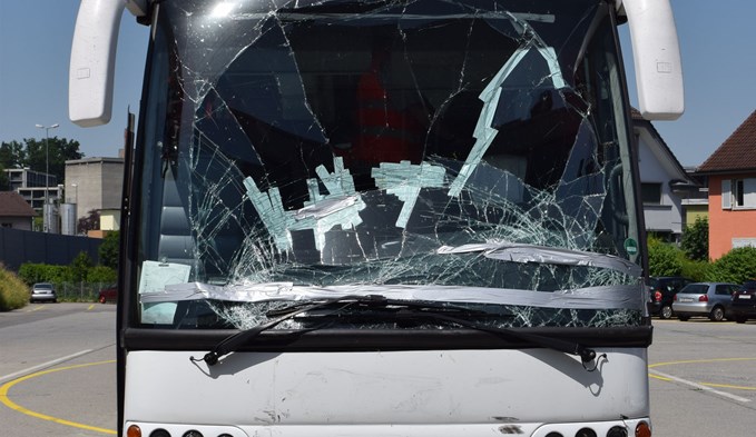 Neben einer komplett zerstörten Frontscheibe und einer fehlenden Fahrzeugfront stellte man Mängel an der Bremsanlage fest. (Foto Luzerner Polizei)