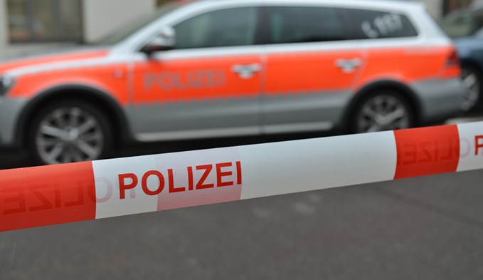 In Schenkon kam es zu einer angeblichen Streifkollision zwischen einem Auto und einem Motorrad. (Symbolbild Luzerner Polizei)