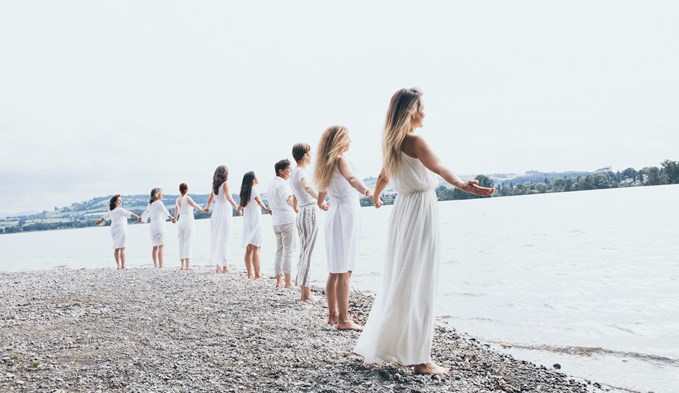 Die Frauen versammeln sich am Sempachersee, reichen sich die Hand und werfen einen Kieselstein in den See, symbolisch für eine Perle, die Wellen schlägt.  (Foto zvg)