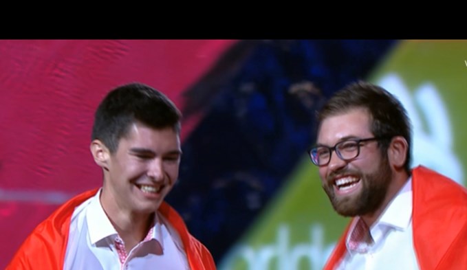 Fabian Hodel (links) freut sich mit seinem Partner Mario Enz über die Goldmedaille an den Berufsweltmeisterschaften in Russland.  (Foto Bildschirmfoto Swissskills)