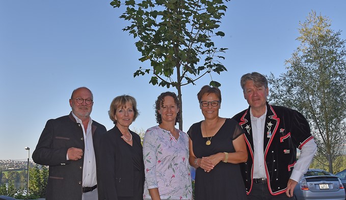 Wauwil brachte als Gastgeschenk einen Ahorn mit. Von links Daniel Keusch (GR Wauwil), Annelies Gassmann (GP Wauwil), Esther Zeilinger (GP Mauensee), Priska Häfliger (GR Mauensee) und Urs Niffeler (OK-Präsident Jubiläumsjahr 2019). (Foto Thomas Stillhart)