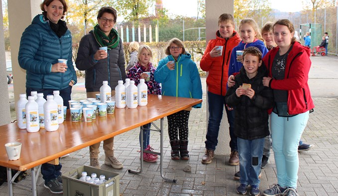 Rita Kaufmann und Andrea Leupi (von links) verteilten den Schüler in der Pause gesunde Milch.  (Foto zvg)