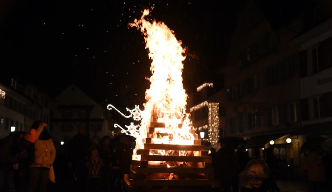 Das Feuer des Quartiervereins Altstadt.  (Foto Thomas Stillhart)