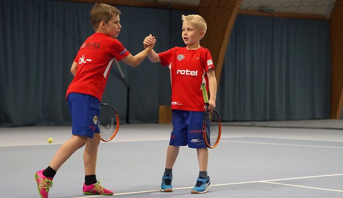 In Schenkon spielen die Kinder Tennis.  (Foto zvg)