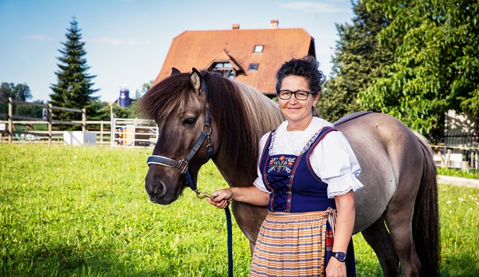 Auf dem Eyhof in Nottwil ist Anita Estermann Pferdebegleiterin.  
 (Foto Ueli Christoffel/SRF)
