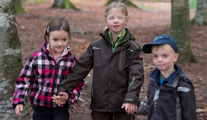 Es hilft bei Sehstörungen, wenn andere Kinder durch den Wald führen.  (Foto Thomas Stillhart)