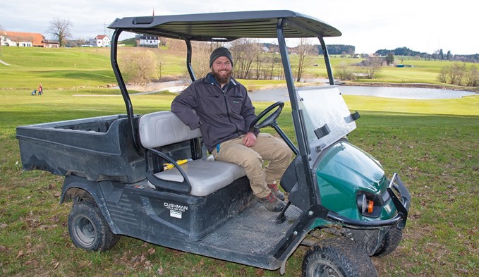 Mit dem Golfcart ist Greenkeeper Roland Werder auf dem Golfplatz um einiges schneller unterwegs, als zu Fuss. (Foto Livia Kurmann)