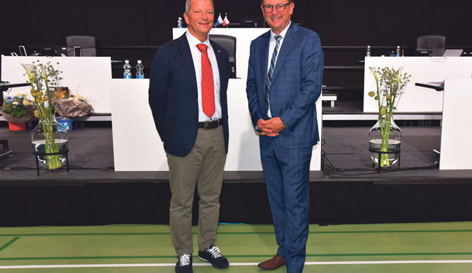 Der Gemeindepräsident von Schenkon, Patrick Ineichen (rechts), gratulierte Rolf Bossart zur Wahl. (Foto Livia Kurmann)