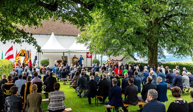 Die Gedenkfeier Sempach 2021 fand unter den alten Bäumen hinter der Schlachtkapelle statt.  (Foto zvg)