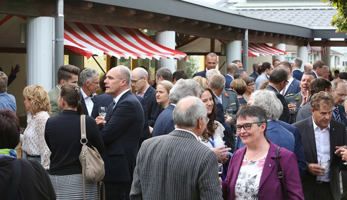 Viel Volk gratulierte Rolf Bossart beim Gemeindezentrum in Schenkon. (Foto Ana Birchler-Cruz)