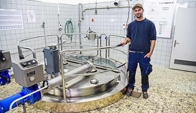 Zu Brunnenmeister Pascal Freis Arbeiten gehört es, einmal Pro Woche bei den drei Wasserpumpwerken vorbeizugehen und die Anlagen zu kontrollieren. (Foto Livia Kurmann)