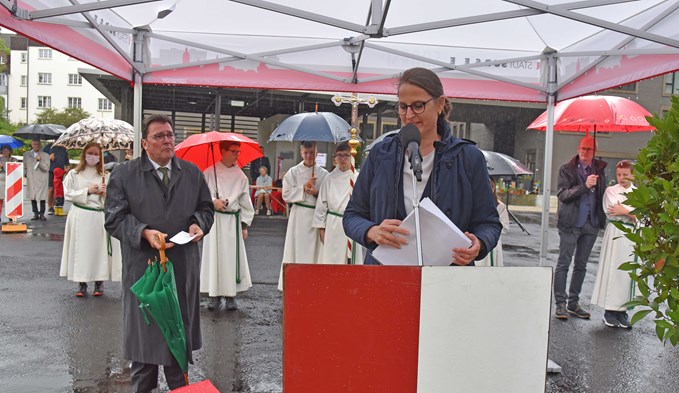 Stadtpräsidentin Sabine Beck begrüsste die trotz strömenden Regens zahlreich aufmarschierten Surseerinnen und Surseer. (Foto Daniel Zumbühl)