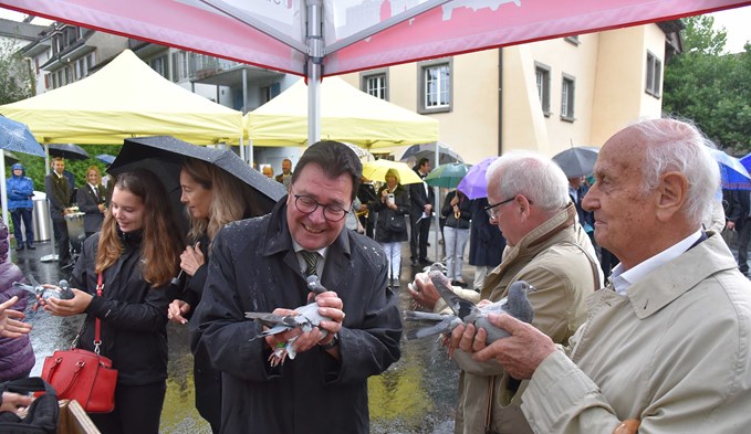 Handzahme Tauben werden in wenigen Minuten die Friedensbotschaft des grossen Theologen Hans Küng in den regenschwangeren Himmel tragen. (Foto Daniel Zumbühl)