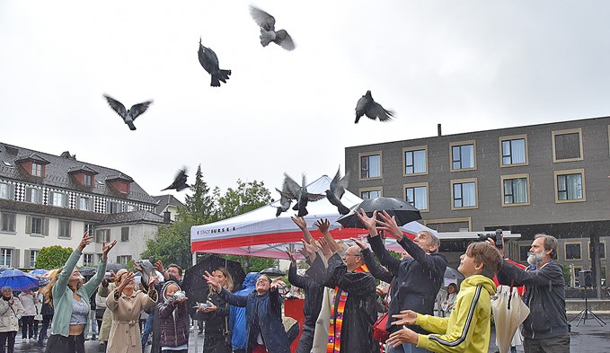 Das Entsenden von Friedenstauben war einer der Höhepunkte an der Einweihungsfeier des Hans-Küng-Platzes. (Foto Daniel Zumbühl)