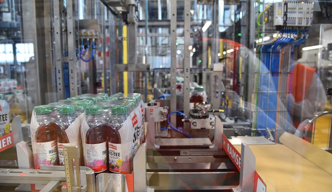 Auf der neuen Abfüllanlage erfolgen sämtliche Schritte vom Formen der Flaschen aus PET-Rohlingen bis zum Verpacken der abgefüllten Getränke vollautomatisch. (Foto Daniel Zumbühl)