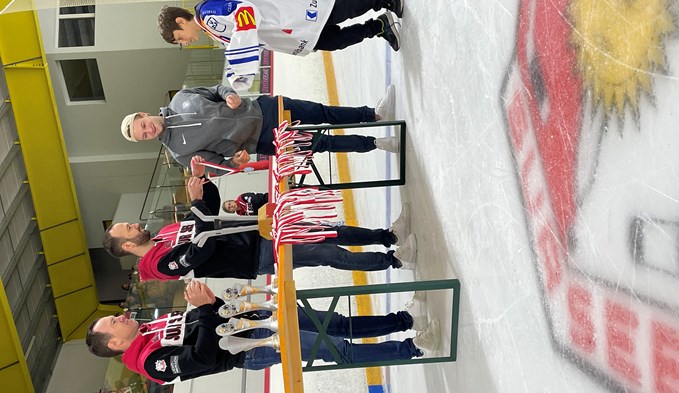 Dario Rohrbach, ehemaliger EHC-Sursee-Junior, der es zum Hockeyprofi gebracht hat, überreichte die Medaillen am Lehner Kids Cup. (Foto zvg)