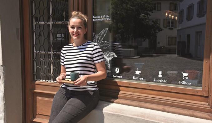 Sandra Küttel führt zusammen mit ihrem Mann Stefan den Pop Up Coffee Store in der Altstadtgasse. (Foto Livia Kurmann)