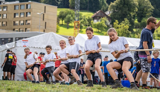 Die jungen Athletinnen und Athleten eröffneten am Mittwoch die Seilzieh-WM in Oberkirch. (Foto Stephanie Arnet)