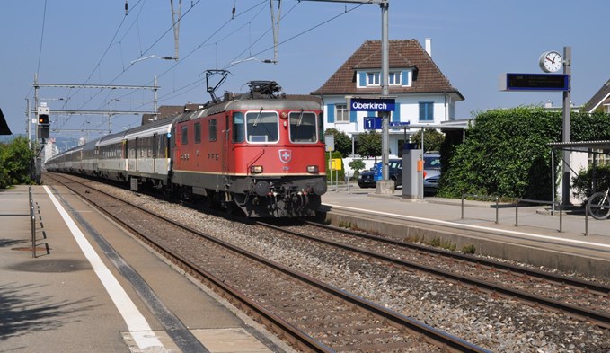 Interregio-Zug der SBB fährt durch den Bahnhof Oberkirch. (Foto Archiv Suwo)