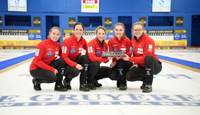 Selina Witschonke (Zweite von rechts) gewinnt mit ihrem Team EM-Gold. (Foto Swiss Curling Association/zvg)