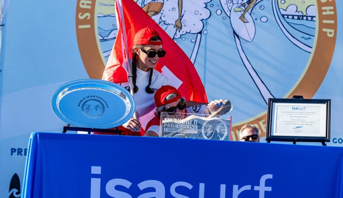 An der «ISA World Para Surfing Championships» vertrat Corinne Oehen die Schweiz. Schweizer Boden wurde anlässlich der Eröffnungszeremonie in ein Gefäss gefüllt. (Foto ISA/Jersson Barboza)