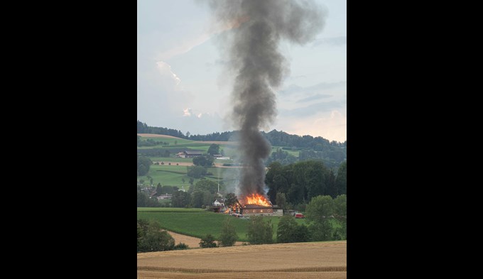 Die Scheune in Triengen brennt.  (Foto zvg)