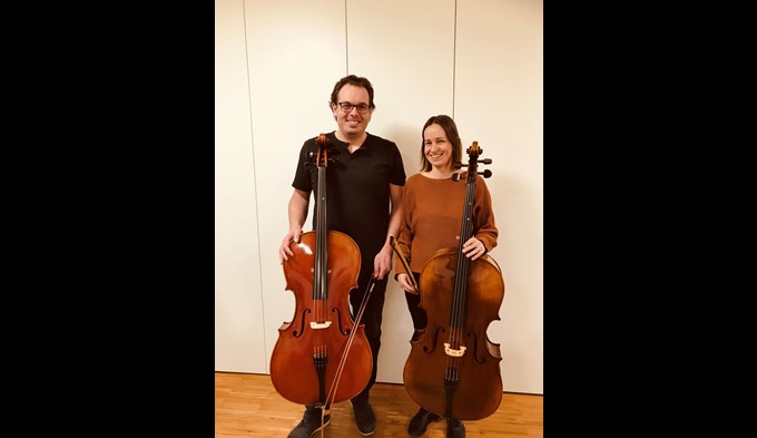 Monika Schleiffer und Stephan Rosser haben mit dem Cellospiel begonnen. (Foto ZVG)