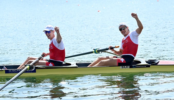 Roman Röösli (r.) und Andrin Gulich qualifizierten sich in Szeged mit einem Halbfinalsieg als achtes Schweizer Boot für den A-Final. (Foto Swiss Rowing/Detlev Seyb/Archiv)