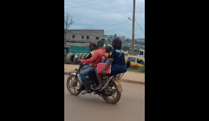 Die wenigsten vermögen sich ein Motorrad oder Auto zu leisten, also fahren sie beispielsweise mit einem Mototaxi mit. (Foto zVg)