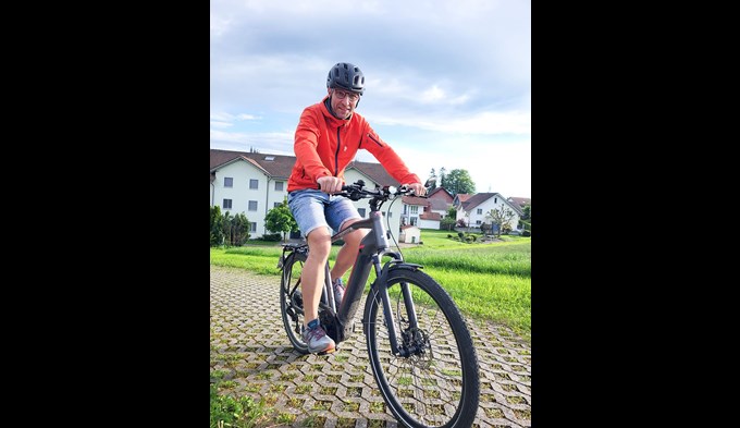 Der Schlierbacher Thomas Lüscher nutzt sein E-Bike auf dem Arbeitsweg nach Willisau, die Neuenkircherin Sandra Hufschmid ihres zur Arbeit in Rothenburg. (Foto zVg)