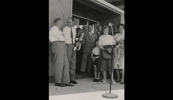 An der Einweihung des Strandbads Sursee vom 18. Juni 1961 war auch der Bauherr im Stadtrat, Hans Felber (2. v. l.), anwesend. Ihm gelang es, die Korporation mit einer List ins Boot zu holen. (Foto Stadtarchiv Sursee)