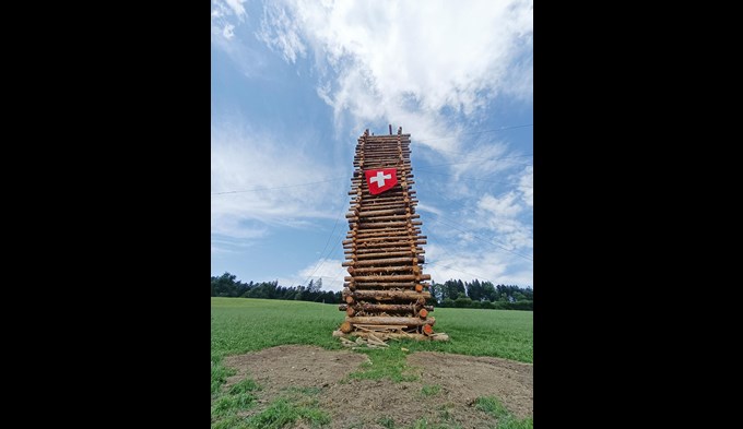 22 Meter hoch ist der Holzturm, der brennen soll. (Foto zVg)