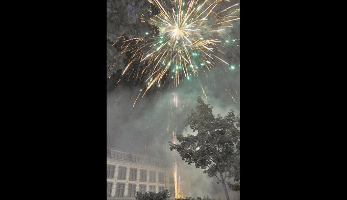 Ein grosses Feuerwerk vor dem Schulhaus Alt St. Georg war fester Programmteil der Bundesfeiern auf dem Martigny-Platz. (Foto Daniel Zumbühl/Archiv)