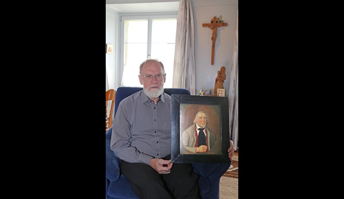 Der Vizepostulator der Niklaus-Wolf-Stiftung, Stefan Tschudi, hält in seinem Büro im Stift in Beromünster ein Bild von Vater Wolf fest.  (Foto Geri Wyss)