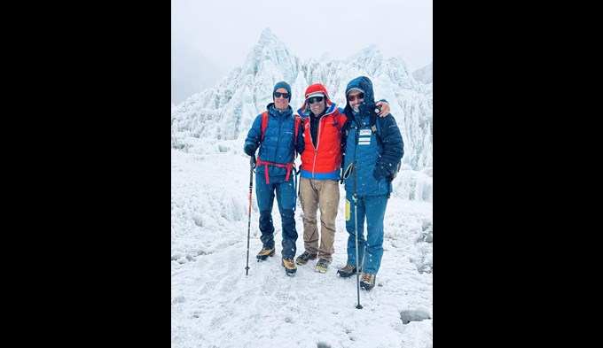 Machten sich auf zum Mount Everest: (v. l.) Simon Sarbach, Bergführer Andreas Neuschmid und der Oberkircher Christian Binggeli. (Foto zVg)