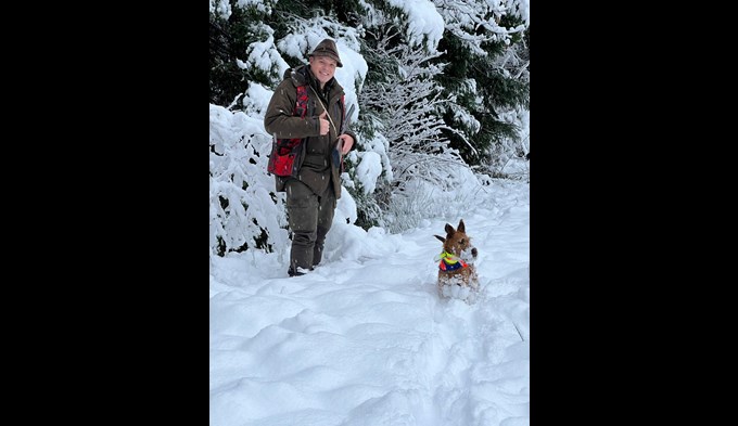 Philipp Krummenacher mit seiner Hündin im Schnee.   (Foto zVg )