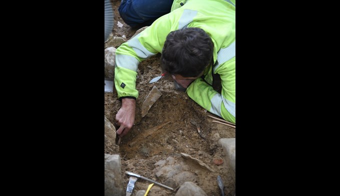 Ein Mitarbeiter der Kantonsarchäologie bei der Freilegung des Grabbefundes. (Foto zVg)