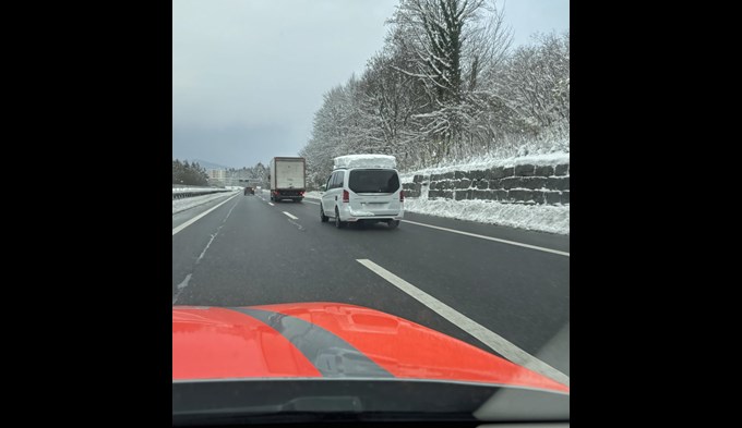 Solche Bilder von Autos mit viel Schnee auf dem Dach boten sich Polizeipatrouillen am letzten Wochenende mehrfach. (Foto zvg/Luzerner Polizei)