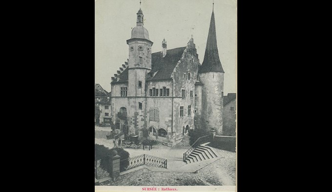 Das Surseer Rathaus 1903. Davor steht die Postkutsche nach Triengen, die bis zur Eröffnung der Sursee–Triengen-Bahn 1912 in Betrieb war. (Foto Stadtarchiv Sursee/Slg. Korporation Sursee)